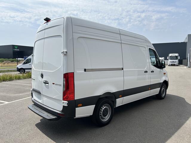 Mercedes-Benz SPRINTER 317 CDI L2 H2 PRO / LED / MBUX / Navigatie / Camera / Parkeersensoren / Cruise control / Airco / 270 Graden achterdeuren