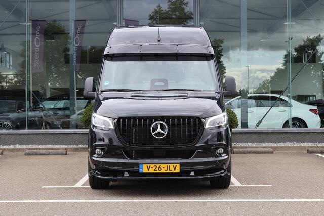 Mercedes-Benz SPRINTER 319 1.9 CDI L2 l Distronic l 3,5 t Trekhaak l LED l Facelift l Apple Carplay l MBUX 10,2 l Camera l Geveerde Chauffeurstoel l Tweezitsbank l Stoelverwarming l Draadloos opladen l Houten vloer l Tussenschot l Zijwanden betimmerd l Winterpakket l WET WIPER 