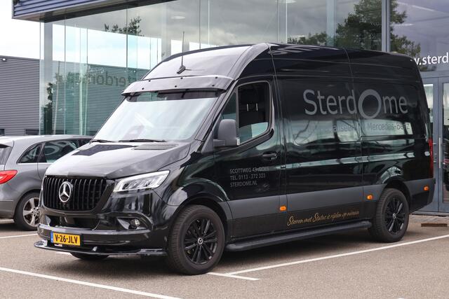 Mercedes-Benz SPRINTER 319 1.9 CDI L2 l Distronic l 3,5 t Trekhaak l LED l Facelift l Apple Carplay l MBUX 10,2 l Camera l Geveerde Chauffeurstoel l Tweezitsbank l Stoelverwarming l Draadloos opladen l Houten vloer l Tussenschot l Zijwanden betimmerd l Winterpakket l WET WIPER 