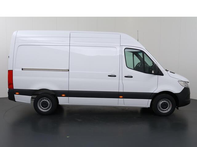 Mercedes-Benz SPRINTER 317 L2H2 RWD PRO Automaat | BPM VRIJ | 3500 kg TREKKEN | 3-zits | Climate Control | Achteruitrijcamera | Airco | Cruise Control | Apple Carplay |