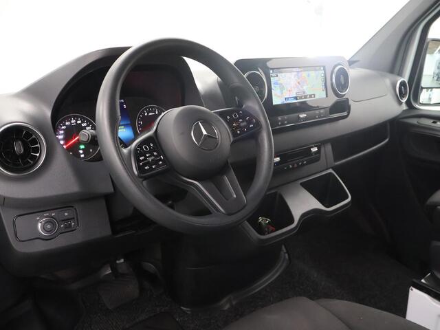 Mercedes-Benz SPRINTER 315 CDI | L2 H2 | RWD | Aut. | DUBBEL CABINE | NL AUTO | DEALER ONDERHOUDEN | 6-ZITS | 2800KG TREKHAAK | GROOT NAVIGATIE 10.25" | CAMERA | CRUISE | AIRCO | BETIMMERDE LAADRUIMTE | CARPLAY | ANDROID AUTO