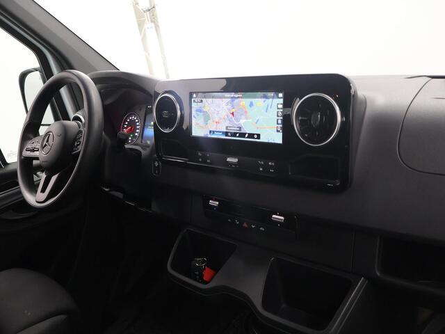 Mercedes-Benz SPRINTER 315 CDI | L2 H2 | RWD | Aut. | DUBBEL CABINE | NL AUTO | DEALER ONDERHOUDEN | 6-ZITS | 2800KG TREKHAAK | GROOT NAVIGATIE 10.25" | CAMERA | CRUISE | AIRCO | BETIMMERDE LAADRUIMTE | CARPLAY | ANDROID AUTO