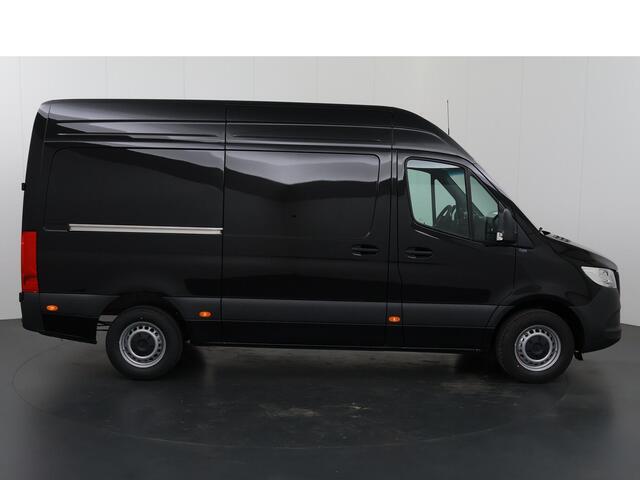 Mercedes-Benz SPRINTER 315 CDI | L2 H2 | RWD | Aut. | PRO | BPM VRIJ! | ACHTERUITRIJCAMERA | 3500 KG AHW | DODEHOEKASSISTENT | AIRCO | CRUISE | CARPLAY | ANDROID AUTO | METALLIC | 3-ZITS | MBUX SYSTEEM GROOT