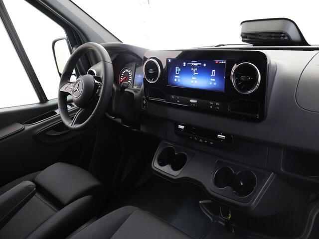 Mercedes-Benz SPRINTER 315 CDI | L2 H2 | RWD | Aut. | PRO | BPM VRIJ! | ACHTERUITRIJCAMERA | 3500 KG AHW | DODEHOEKASSISTENT | AIRCO | CRUISE | CARPLAY | ANDROID AUTO | METALLIC | 3-ZITS | MBUX SYSTEEM GROOT