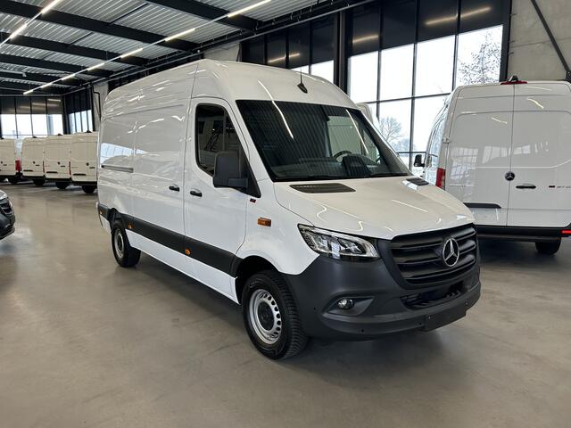 Mercedes-Benz SPRINTER 317 CDI L2 H2 Pro / LED / MBUX / Navigatie / Camera / Parkeersensoren / Cruise control / Airco / 270 Graden achterdeuren