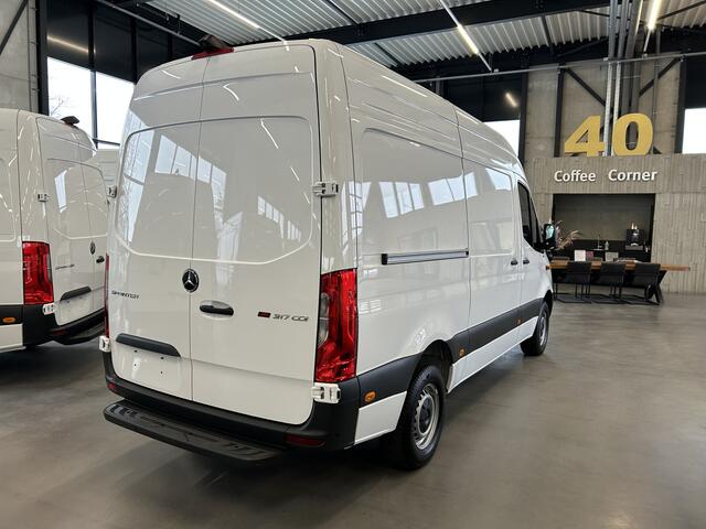 Mercedes-Benz SPRINTER 317 CDI L2 H2 Pro / LED / MBUX / Navigatie / Camera / Parkeersensoren / Cruise control / Airco / 270 Graden achterdeuren