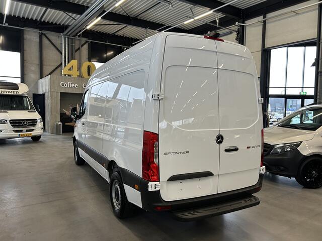 Mercedes-Benz SPRINTER 317 CDI L2 H2 Pro / LED / MBUX / Navigatie / Camera / Parkeersensoren / Cruise control / Airco / 270 Graden achterdeuren