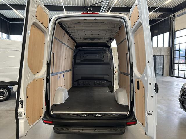 Mercedes-Benz SPRINTER 317 CDI L2 H2 Pro / LED / MBUX / Navigatie / Camera / Parkeersensoren / Cruise control / Airco / 270 Graden achterdeuren