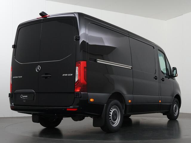 Mercedes-Benz SPRINTER 319 CDI L2 H1 RWD Select | DUBBELE SCHUIFDEUR | Geveerde Stoel | DISTRONIC | 3500 KG AHW | Navigatie | LED | Achteruitrijcamera | Airco | Adaptieve Cruise Controle | Winterpakket | Alarm Kl. 3 | Leder |
