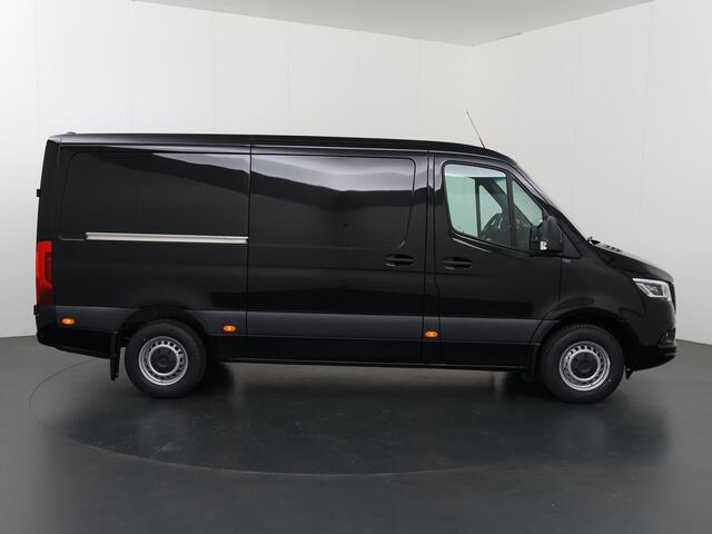 Mercedes-Benz SPRINTER 319 CDI L2 H1 RWD Select | DUBBELE SCHUIFDEUR | Geveerde Stoel | DISTRONIC | 3500 KG AHW | Navigatie | LED | Achteruitrijcamera | Airco | Adaptieve Cruise Controle | Winterpakket | Alarm Kl. 3 | Leder |