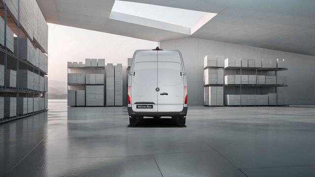 Mercedes-Benz SPRINTER 317 CDI | L2 H2 | PRO | AUTOMAAT | ACHTERUITRIJCAMERA | NAVIGATIE | CRUISE CONTROL | BETIMMERDE LAADRUIMTE | DIEP ZWART | 3-ZITS | LICHT -/ REGEN SENSOR