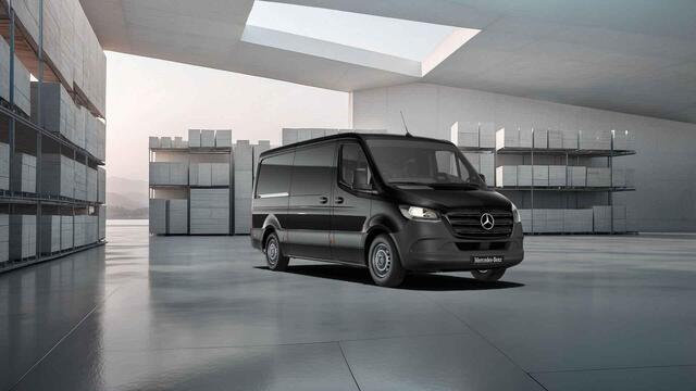 Mercedes-Benz SPRINTER 317 CDI | L2 H1 | PRO | AUTOMAAT | ACHTERUITRIJCAMERA | NAVIGATIE | CRUISE CONTROL | TREKHAAK | BETIMMERDE LAADRUIMTE | DIEP ZWART | 3-ZITS | LICHT -/ REGEN SENSOR