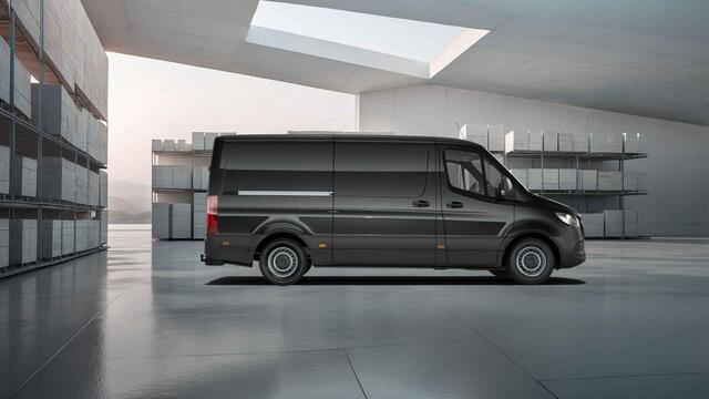 Mercedes-Benz SPRINTER 317 CDI | L2 H1 | PRO | AUTOMAAT | ACHTERUITRIJCAMERA | NAVIGATIE | CRUISE CONTROL | TREKHAAK | BETIMMERDE LAADRUIMTE | DIEP ZWART | 3-ZITS | LICHT -/ REGEN SENSOR