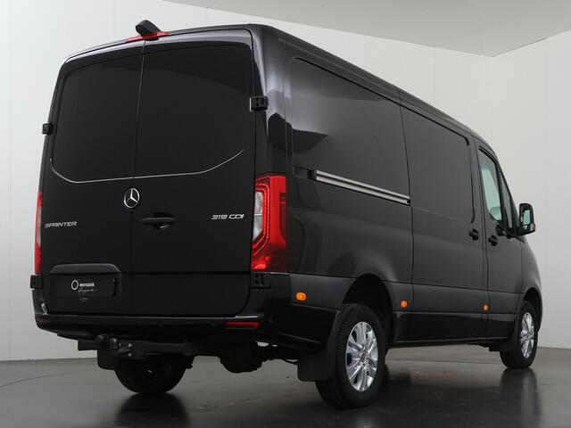 Mercedes-Benz SPRINTER 319 CDI | 190 PK | L2 H1 | AUTOMAAT | 3500 KG TREKHAAK | LED | LEDER ZWART | ADAPTIEVE CRUISE | NAVIGATIE | CAMERA | AIRCO | BETIMMERDE LAADRUIMTE | PARKEERSENSOREN | DODEHOEKDETECTIE | STOELVERWARMING