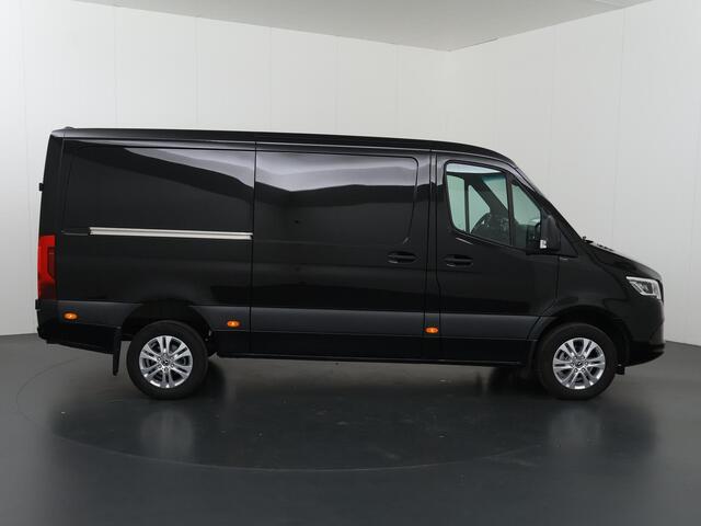 Mercedes-Benz SPRINTER 319 CDI | 190 PK | L2 H1 | AUTOMAAT | 3500 KG TREKHAAK | LED | LEDER ZWART | ADAPTIEVE CRUISE | NAVIGATIE | CAMERA | AIRCO | BETIMMERDE LAADRUIMTE | PARKEERSENSOREN | DODEHOEKDETECTIE | STOELVERWARMING