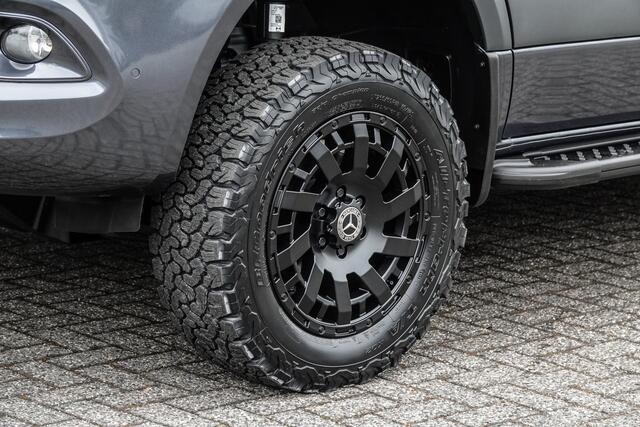 Mercedes-Benz SPRINTER 4x4 319Cdi 190Pk 9G-tronic | L2H2 | 2x Schuifdeur | 4WD | AWD | Bullbar | Treeplanken | 18'' All Terrain | Tenoriet Grijs