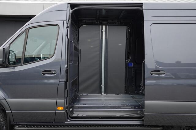 Mercedes-Benz SPRINTER 4x4 319Cdi 190Pk 9G-tronic | L2H2 | 2x Schuifdeur | 4WD | AWD | Bullbar | Treeplanken | 18'' All Terrain | Tenoriet Grijs