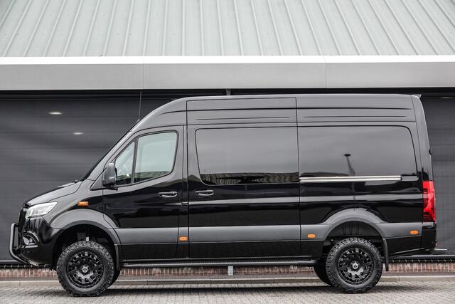 Mercedes-Benz SPRINTER 4x4 319Cdi 190Pk 9G-tronic | L2H2 | Dubbele Cabine | 2x Schuifdeur | 4WD | AWD | Bullbar | Treeplanken | 18'' All Terrain | Obsidian Black