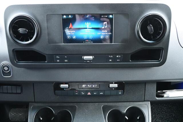 Mercedes-Benz SPRINTER 516 CDI L3 Bakwagen met Dhollandia laadklep Geveerde stoel, Zijdeur, 430x213x245 cm