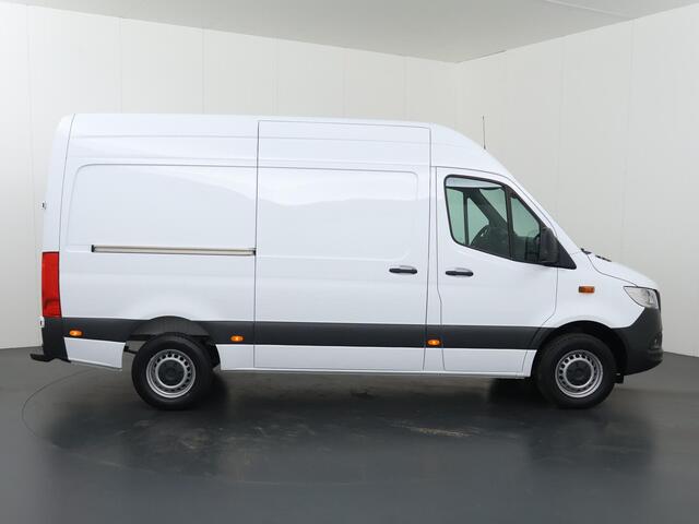 Mercedes-Benz SPRINTER 317 CDI | Aut. | L2 H2 | Pro | Navigatie | Spiegelpakket | Verwarmde Comfort Chauffeursstoel en Bijrijdersbank | Achterdeuren 270 Graden | Airco | Cruisecontrol | Dodehoekassistent | Parkeerpakket met Achteruitrijcamera | Certified |