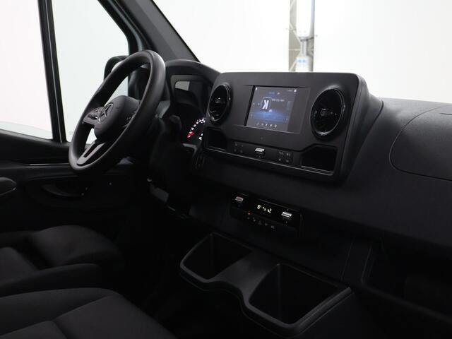 Mercedes-Benz SPRINTER 317 CDI | Aut. | L2 H2 | Pro | Navigatie | Spiegelpakket | Verwarmde Comfort Chauffeursstoel en Bijrijdersbank | Achterdeuren 270 Graden | Airco | Cruisecontrol | Dodehoekassistent | Parkeerpakket met Achteruitrijcamera | Certified |