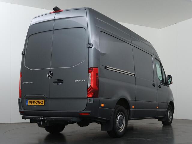Mercedes-Benz SPRINTER 319 | 3.0 CDI V6 | L2 H2 | DODEHOEK DETECTIE | CLIMATE CONTROL | TREKHAAK | CRUISE CONTROL | VERWARMBAAR VOORRUIT | STOELVERWARMING | LED KOPLAMPEN | PARKEERCAMERA | NAVIGATIE | 3-ZITS | V6