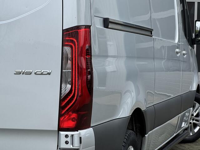 Mercedes-Benz SPRINTER 319 3.0 CDI L2H2 LED / D-schuifdeur / Navi / 6-Cilinder / Unieke inbouw / Camera / Carplay / DAB / En nog veel meer!