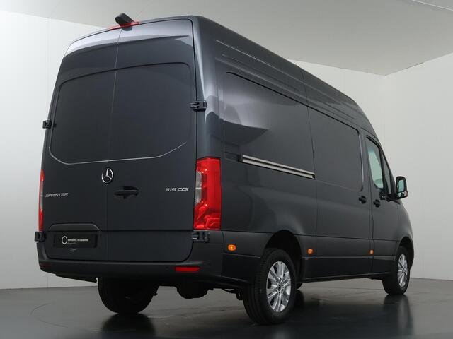 Mercedes-Benz SPRINTER 319 CDI 190 PK | L2 H2 | AUTOMAAT | PRO | LED | KUNSTLEDER ZWART BEKLEDING | CAMERA | BETIMMERDE LAADRUIMTE | CARPLAY EN ANDROID AUTO | CRUISE | AIRCO | 17" LICHTMETALEN VELGEN | LUCHTGEVEERDE BESTUURDERSSTOEL