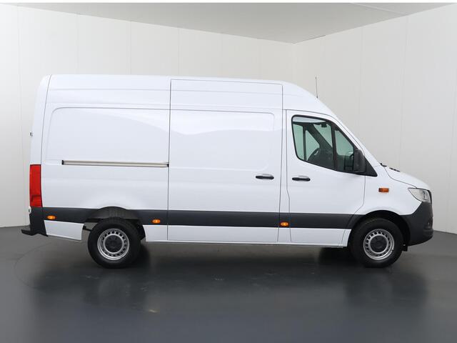Mercedes-Benz SPRINTER 317 CDI | AUT. | L2 H2 | Pro | Navigatie | Spiegelpakket | Verwarmde Geveerde Comfort Chauffeursstoel en Bijrijdersbank | Achterdeuren 270 Graden | Airco | Cruisecontrol | Dodehoekassistent | Parkeerpakket met Achteruitrijcamera | Certified |