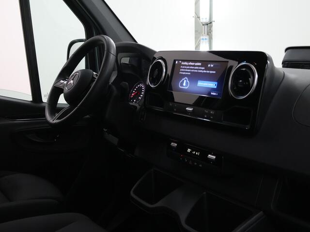 Mercedes-Benz SPRINTER 317 CDI L2 H1 | AUT. | PRO | CARPLAY | ANDROID AUTO | CAMERA | AIRCO | CRUISE CONTROL | 3500 KG TREKHAAK | BETIMMERDE LAADRUIMTE | RWD | 3-ZITS | CERTIFIED