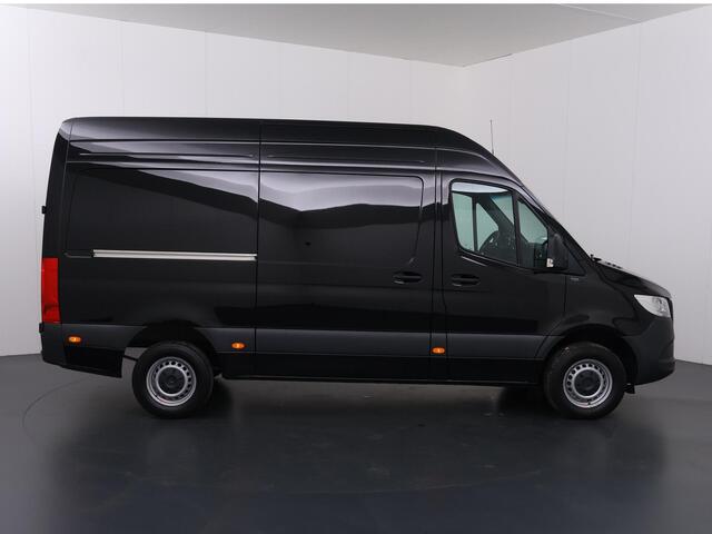 Mercedes-Benz SPRINTER 317 CDI | AUT. | L2 H2 | PRO | ACHTERUITRIJCAMERA | CRUISE CONTROL | BETIMMERDE LAADRUIMTE | DIEP ZWART | 3-ZITS | LICHT -/ REGEN SENSOR | CARPLAY | ANDROID AUTO | CERTIFIED