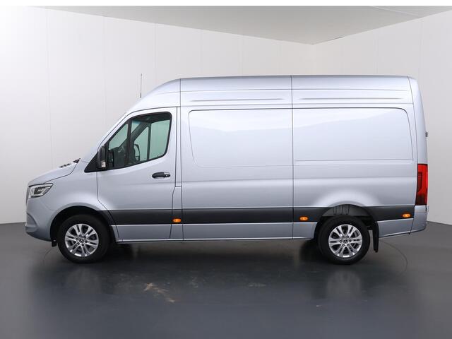 Mercedes-Benz SPRINTER 319 CDI 190 PK | L2 H2 | AUTOMAAT | PRO | LED | KUNSTLEDER ZWART BEKLEDING | CAMERA | BETIMMERDE LAADRUIMTE | CARPLAY EN ANDROID AUTO | CRUISE | AIRCO | 17" LICHTMETALEN VELGEN | LUCHTGEVEERDE BESTUURDERSSTOEL | CERTIFIED