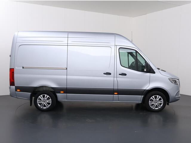 Mercedes-Benz SPRINTER 319 CDI 190 PK | L2 H2 | AUTOMAAT | PRO | LED | KUNSTLEDER ZWART BEKLEDING | CAMERA | BETIMMERDE LAADRUIMTE | CARPLAY EN ANDROID AUTO | CRUISE | AIRCO | 17" LICHTMETALEN VELGEN | LUCHTGEVEERDE BESTUURDERSSTOEL | CERTIFIED