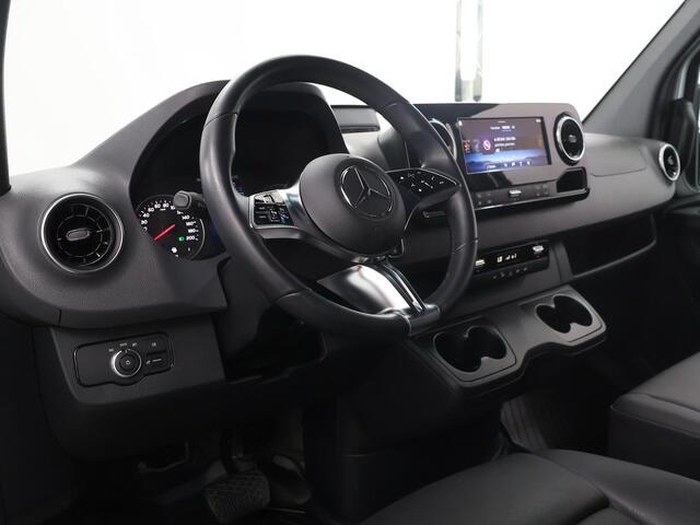 Mercedes-Benz SPRINTER 319 CDI 190 PK | L2 H2 | AUTOMAAT | PRO | LED | KUNSTLEDER ZWART BEKLEDING | CAMERA | BETIMMERDE LAADRUIMTE | CARPLAY EN ANDROID AUTO | CRUISE | AIRCO | 17" LICHTMETALEN VELGEN | LUCHTGEVEERDE BESTUURDERSSTOEL | CERTIFIED