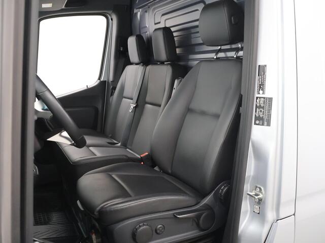 Mercedes-Benz SPRINTER 319 CDI 190 PK | L2 H2 | AUTOMAAT | PRO | LED | KUNSTLEDER ZWART BEKLEDING | CAMERA | BETIMMERDE LAADRUIMTE | CARPLAY EN ANDROID AUTO | CRUISE | AIRCO | 17" LICHTMETALEN VELGEN | LUCHTGEVEERDE BESTUURDERSSTOEL | CERTIFIED