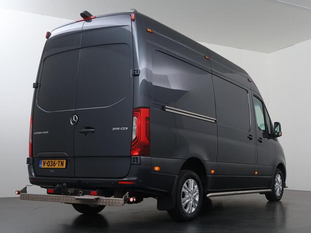 Mercedes-Benz SPRINTER 319 CDI | 3.0 V6 | L2 H2 | LED KOPLAMPEN | LM VELGEN | 3-ZITS | PARKEERCAMERA | TREKHAAK | DISTRONIC PLUS | STOELVERWARMING | NAVIGATIE | Trekhaak | Achteropstap | Sidebars |