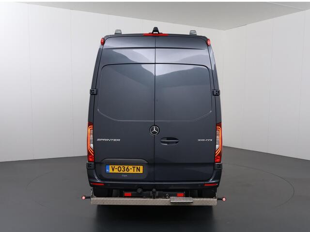 Mercedes-Benz SPRINTER 319 CDI | 3.0 V6 | L2 H2 | LED KOPLAMPEN | LM VELGEN | 3-ZITS | PARKEERCAMERA | TREKHAAK | DISTRONIC PLUS | STOELVERWARMING | NAVIGATIE | Trekhaak | Achteropstap | Sidebars |