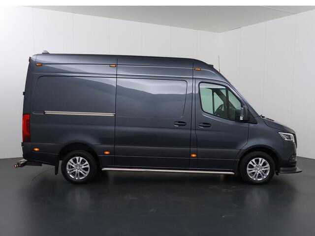 Mercedes-Benz SPRINTER 319 CDI | 3.0 V6 | L2 H2 | LED KOPLAMPEN | LM VELGEN | 3-ZITS | PARKEERCAMERA | TREKHAAK | DISTRONIC PLUS | STOELVERWARMING | NAVIGATIE | Trekhaak | Achteropstap | Sidebars |