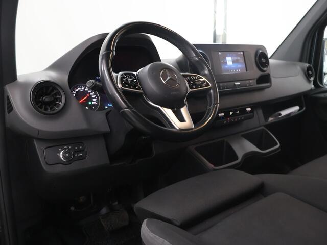 Mercedes-Benz SPRINTER 319 CDI | 3.0 V6 | L2 H2 | LED KOPLAMPEN | LM VELGEN | 3-ZITS | PARKEERCAMERA | TREKHAAK | DISTRONIC PLUS | STOELVERWARMING | NAVIGATIE | Trekhaak | Achteropstap | Sidebars |
