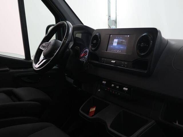 Mercedes-Benz SPRINTER 319 CDI | 3.0 V6 | L2 H2 | LED KOPLAMPEN | LM VELGEN | 3-ZITS | PARKEERCAMERA | TREKHAAK | DISTRONIC PLUS | STOELVERWARMING | NAVIGATIE | Trekhaak | Achteropstap | Sidebars |
