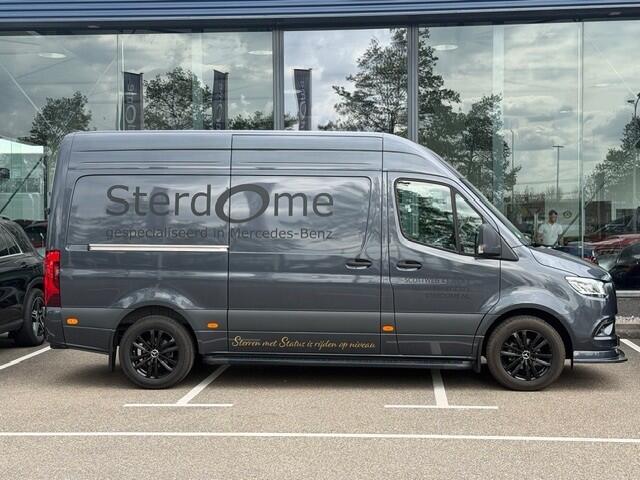 Mercedes-Benz SPRINTER 319 1.9 CDI L2 Night Edition l Distronic l LED High Performance l Geveerde best. stoel l MBUX l Smartphone Integratie l Trekhaak 3,5 t l PTS l Betimmerd l Stoelvewarming l Tweezitsbank l Airconditioning l Dode hoek assistent l Winterpakket l PANAMERCANA G