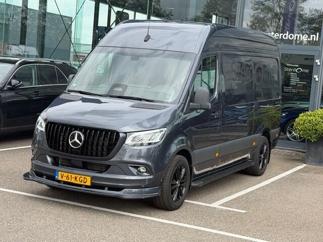 Mercedes-Benz SPRINTER 319 1.9 CDI L2 Night Edition l Distronic l LED High Performance l Geveerde best. stoel l MBUX l Smartphone Integratie l Trekhaak 3,5 t l PTS l Betimmerd l Stoelvewarming l Tweezitsbank l Airconditioning l Dode hoek assistent l Winterpakket l PANAMERCANA G