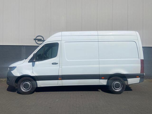 Mercedes-Benz SPRINTER 314 2.2 CDI 143pk AUT-7 L2H2 EURO VI-D NAVI Camera ECC Keyless Bluetooth Navigatie-pakket Elektr.Spiegels+Verwarmd BlindSpot-Assist Regensensor Bordherkenning Trekhaak 3.500kg Trekvermogen Betonplex Wandbetimmerd