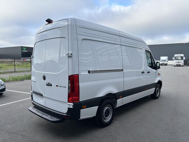 Mercedes-Benz SPRINTER 317 CDI L2 H2 Pro Facelift / MBUX / Navigatie / Camera / Geveerde stoel / Cruise control / Airco / 270 Graden achterdeuren