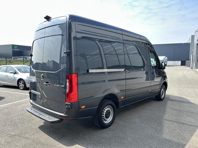 Mercedes-Benz SPRINTER 317 CDI L2 H2 Pro LED / MBUX / Navigatie / Camera / Parkeersensoren / Cruise control / Airco / 270 Graden achterdeuren