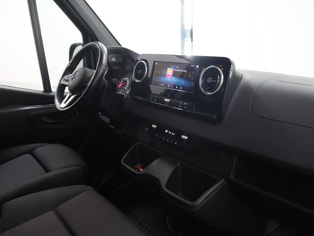 Mercedes-Benz SPRINTER 317 CDI | Aut. | L2 H2 | Dubbele Cabine | 3.5T AHW | 6-Zits | LM Velgen | Stylingpakket | Stoelverwarming | Parkeercamera | Navigatie | Safebumper | Tachograaf | Certified