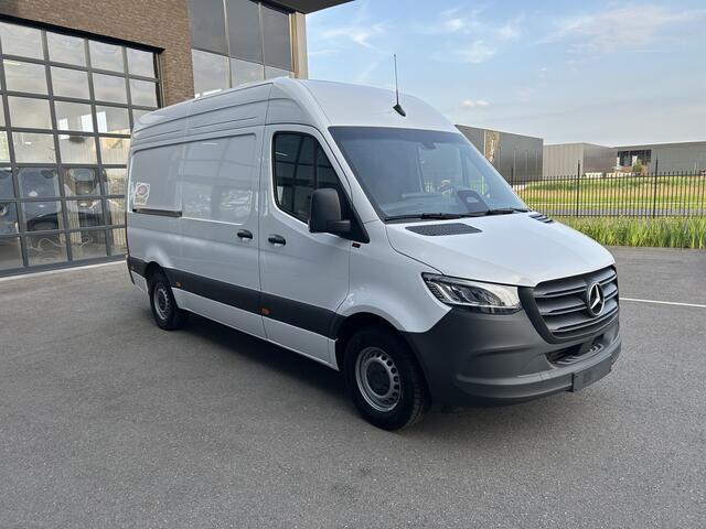 Mercedes-Benz SPRINTER 315 CDI L2 H2 RWD PRO / 2800KG Trekhaak / LED / MBUX / Navigatie / Camera / Cruise control / Airco