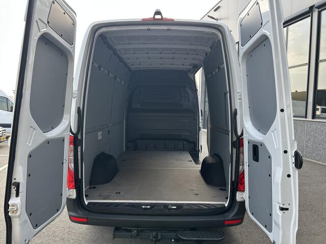 Mercedes-Benz SPRINTER 315 CDI L2 H2 RWD PRO / 2800KG Trekhaak / LED / MBUX / Navigatie / Camera / Cruise control / Airco