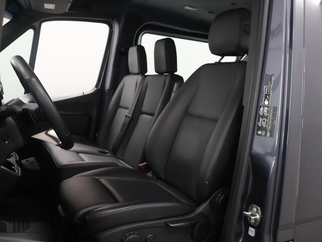 Mercedes-Benz SPRINTER 319 CDI | L2 H1 | 190 PK | AUTOMAAT | EDITION | DC DUBBELE CABINE | 6-ZITS | STYLINGPAKKET | DISTRONIC PLUS | 3500 KG TREKHAAK | STOELVERWARMING | NAVIGATIE | CAMERA | AIRCO | LED LAMPEN | CARPLAY EN ANDROID AUTO | LEDEREN BEKLEDING