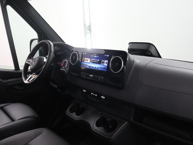 Mercedes-Benz SPRINTER 319 CDI | L2 H1 | 190 PK | AUTOMAAT | EDITION | DC DUBBELE CABINE | 6-ZITS | STYLINGPAKKET | DISTRONIC PLUS | 3500 KG TREKHAAK | STOELVERWARMING | NAVIGATIE | CAMERA | AIRCO | LED LAMPEN | CARPLAY EN ANDROID AUTO | LEDEREN BEKLEDING
